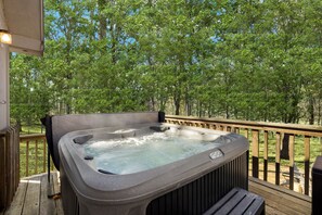 Outdoor spa tub - Cabin w/hot tub & fire pit, Cacapon State Park (Berkeley Springs)