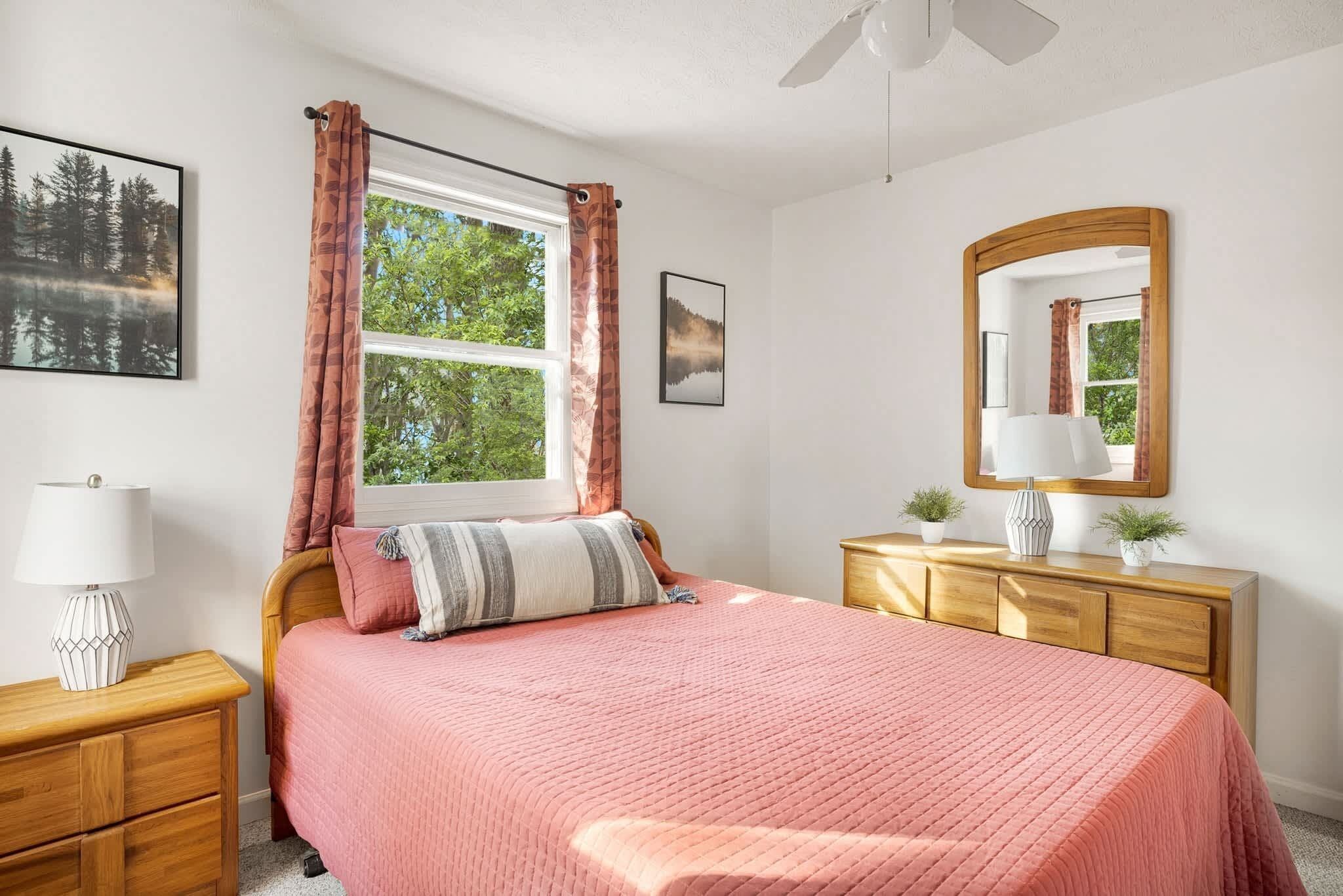 3 slaapkamers, een strijkplank/strijkijzer, wifi, beddengoed