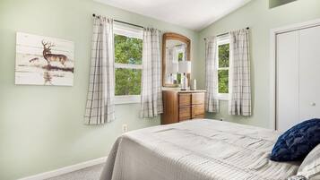 3 bedrooms, iron/ironing board, WiFi, bed sheets