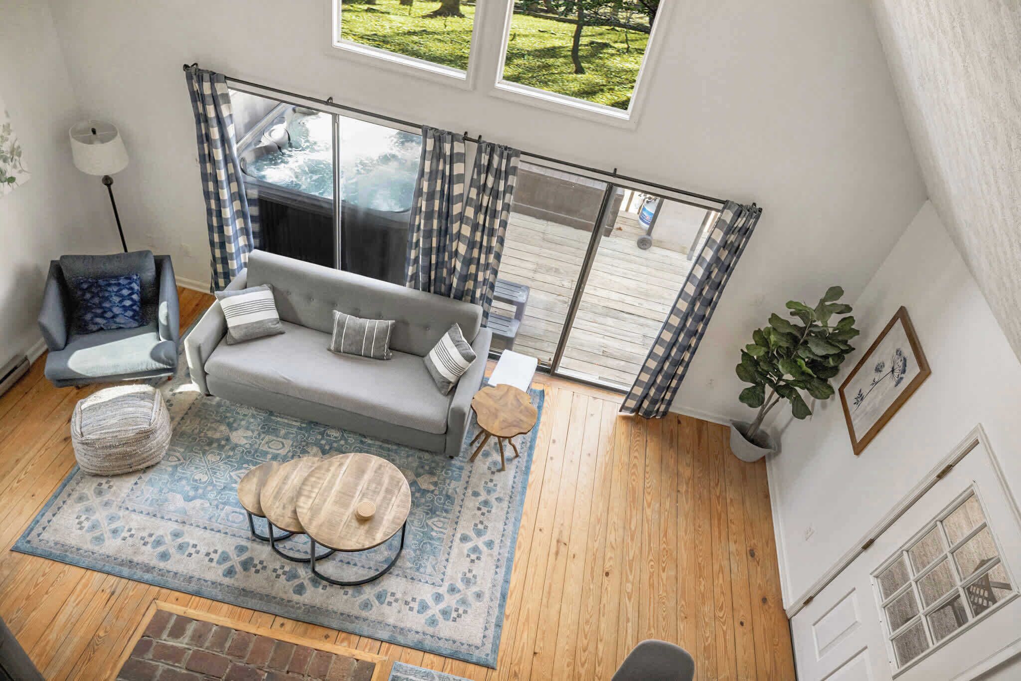 Een televisie en een open haard