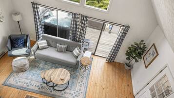 Een televisie en een open haard