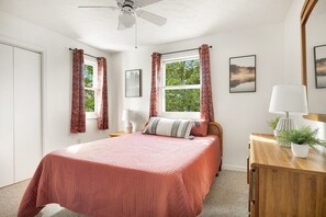 3 bedrooms, iron/ironing board, WiFi, bed sheets - Cabin w/hot tub & fire pit, Cacapon State Park (Berkeley Springs)