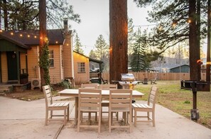 Outdoor dining - Walk to the Village From Camp Lakewood Cabin, Cabin 8 (Big Bear Lake)