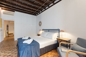 2 slaapkamers, een strijkplank/strijkijzer, internet, beddengoed