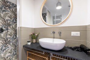 Dusche, Haartrockner, Bidet, Handtücher