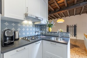 Kühlschrank, Mikrowelle, Herdplatte, Geschirrspüler