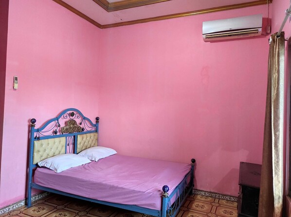 Standard Double Room | Laptop workspace, free WiFi, bed sheets