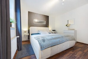 2 makuuhuonetta, silitysrauta/-lauta, ilmainen Wi-Fi, vuodevaatteet