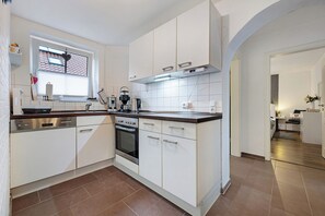 Een koelkast, een microgolfoven, een oven, een kookplaat