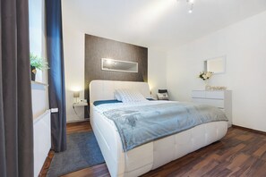 2 bedrooms, iron/ironing board, free WiFi, bed sheets - Apartment 'Connys' with Private Terrace and Wi-Fi (Winsen Aller)