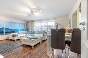 TV, stereo - Apartment 'Connys' with Private Terrace and Wi-Fi (Winsen Aller)