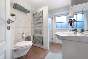 Douche, séchoir à cheveux, serviettes fournies