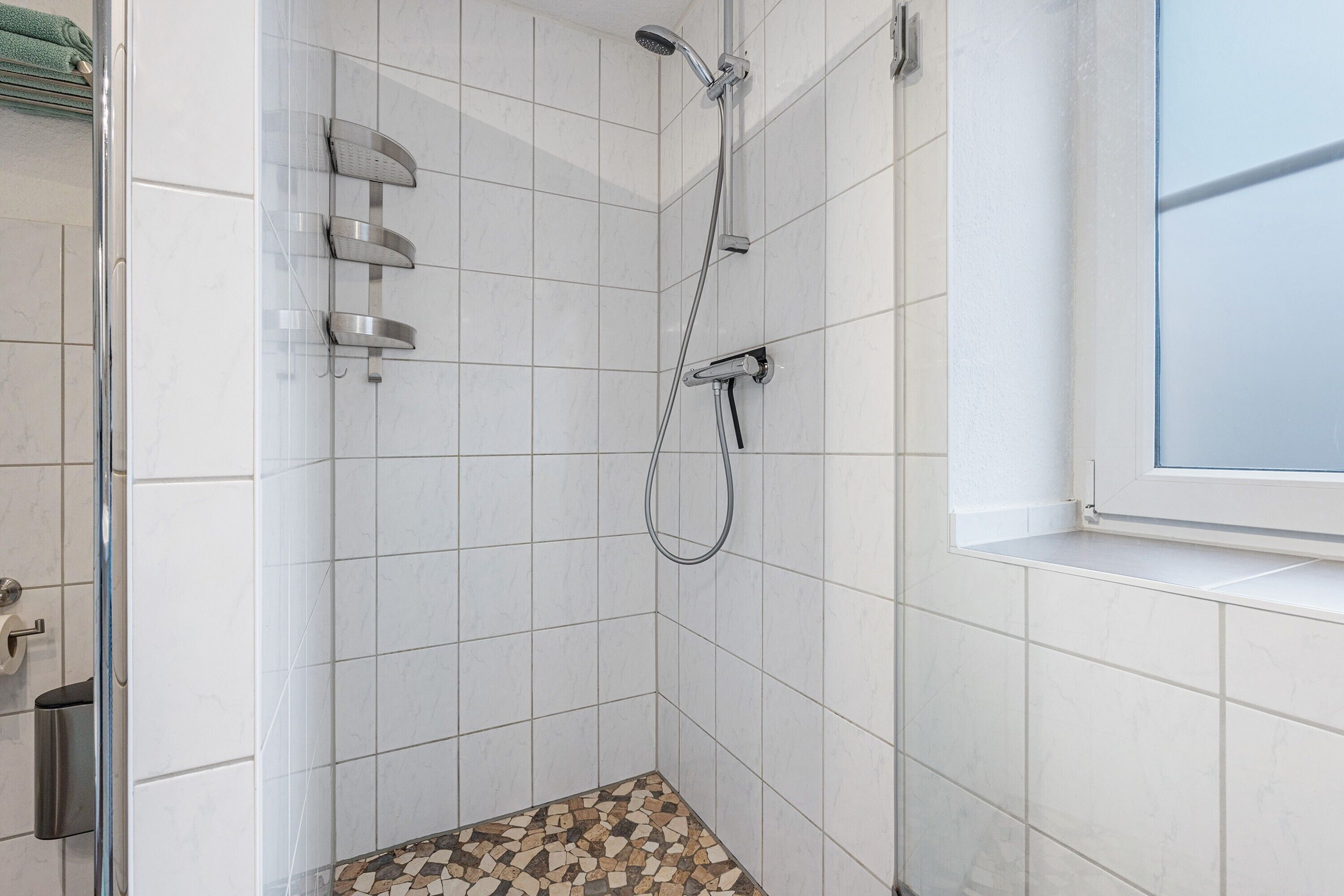 Suihku, hiustenkuivaaja, pyyhkeet