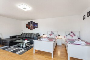 1 bedroom, iron/ironing board, free WiFi, bed sheets - Apartment 'Ferienwohnung Am Wald' with Private Terrace, Shared Garden and Wi-Fi (Herscheid)