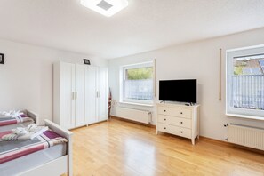 1 slaapkamer, een strijkplank/strijkijzer, gratis wifi, beddengoed