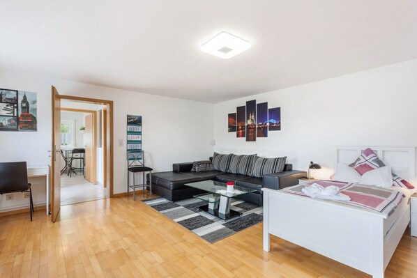 TV - Apartment 'Ferienwohnung Am Wald' with Private Terrace, Shared Garden and Wi-Fi (Herscheid)