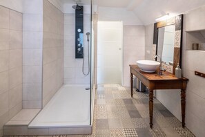 Suihku, hiustenkuivaaja, pyyhkeet