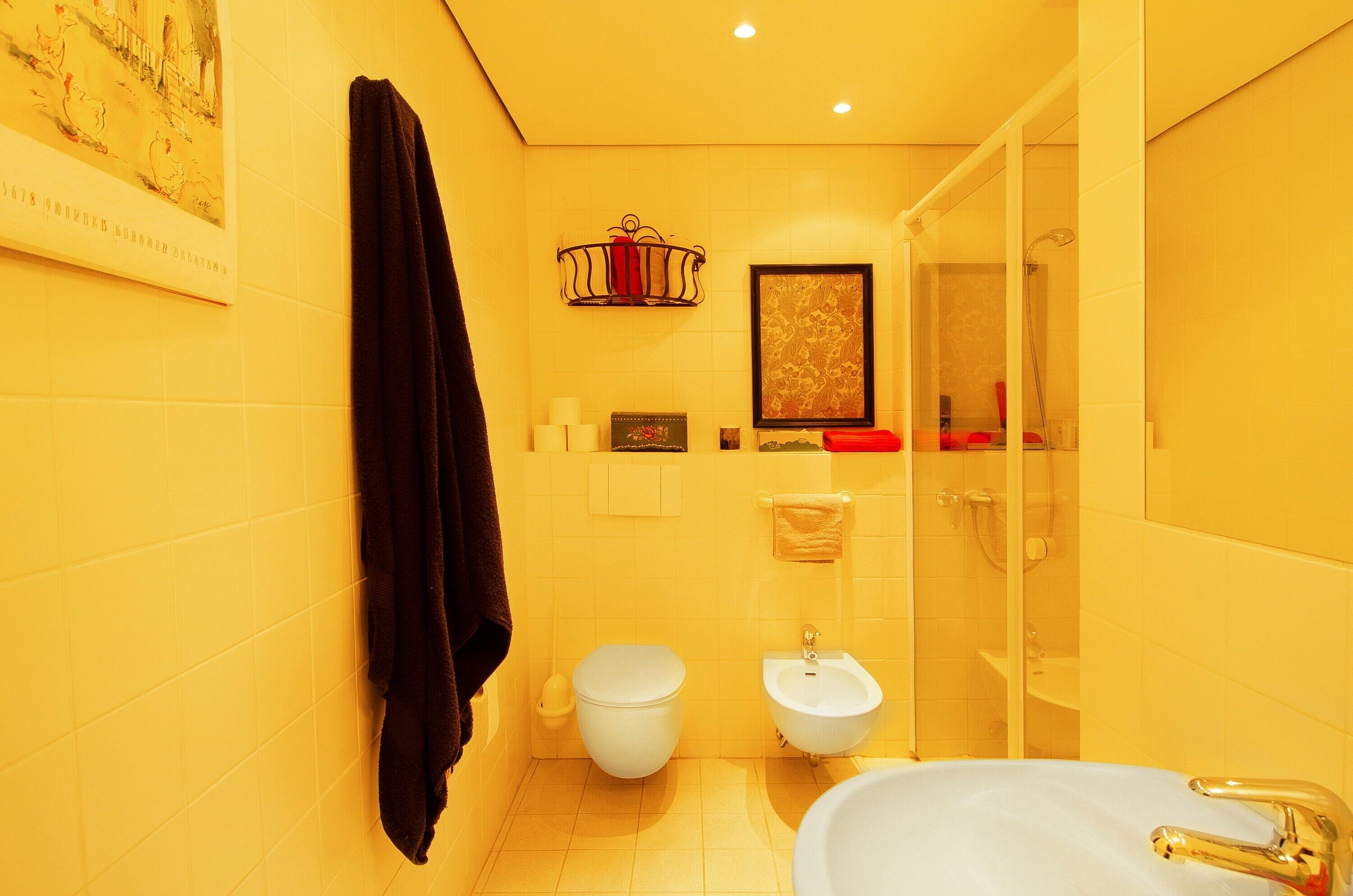 A bathroom with a toilet, bidet, and bathtub.