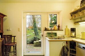 Fridge, microwave, oven, stovetop - Apartment 'Ferienwohnung Olga Behrends' with Private Terrace and Wi-Fi (Wiesmoor)