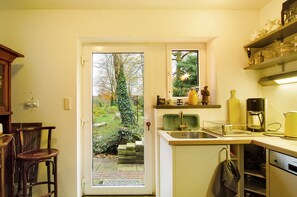 Fridge, microwave, oven, stovetop - Apartment 'Ferienwohnung Olga Behrends' with Private Terrace and Wi-Fi (Wiesmoor)