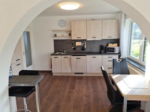 Kühlschrank, Mikrowelle, Ofen, Herdplatte