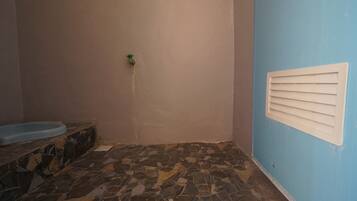 Basic Double Room | Bathroom | Shower, towels