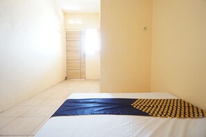 Basic Double Room | Laptop workspace, free WiFi, bed sheets