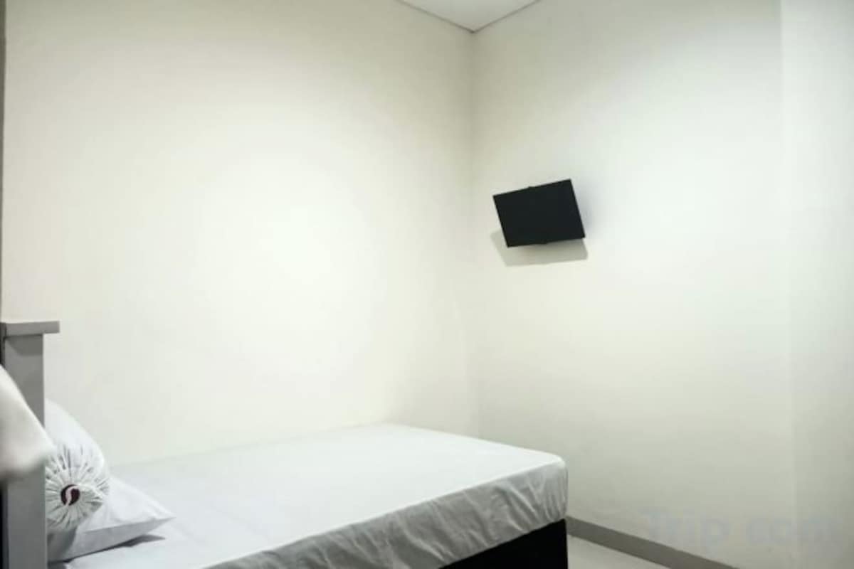 Desk, laptop workspace, WiFi (free), bed sheets