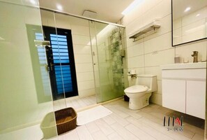 Shower, hydromassage showerhead, free toiletries, hair dryer