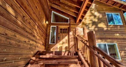 Pet Friendly, 9 Beds, Fireplace, Nearby Hiking, Games