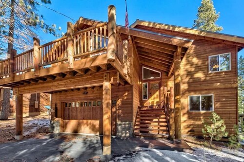 Donner Adventure Lodge: Pet Friendly, Games, Bunks