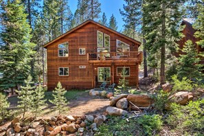 Exterior - Donner Adventure Lodge: Pet Friendly, 9 Beds, Nearby Hiking, Games, Fireplace (Truckee)
