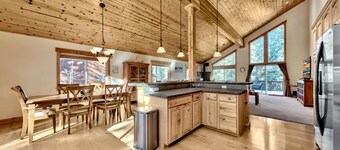 Pet Friendly, 9 Beds, Fireplace, Nearby Hiking