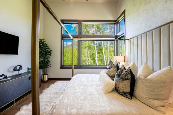 3 bedrooms, desk, iron/ironing board, free WiFi