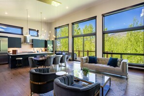 Una Smart TV, una chimenea, un reproductor estéreo