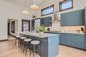 Fridge, microwave, oven, stovetop - Claret & Blue River Retreat - Luxury Designer Mountain Home (Silverthorne)