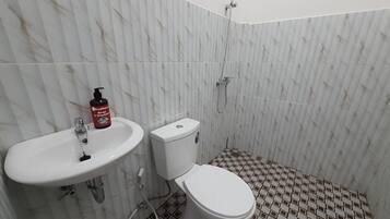 Kamar Double Standar | Kamar mandi | Shower, handuk,  dan sabun