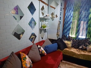 Habitación, 2 habitaciones, vista a la ciudad | Área de sala de estar