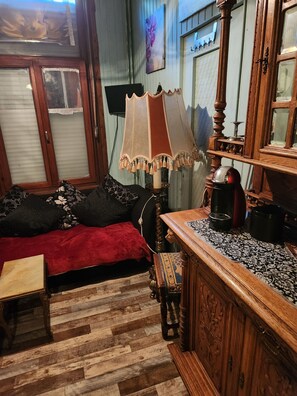 Kamer, 2 slaapkamers, uitzicht op stad | Woonkamer