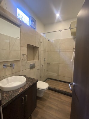 SĂšche-cheveux, bidet, serviettes fournies, savon