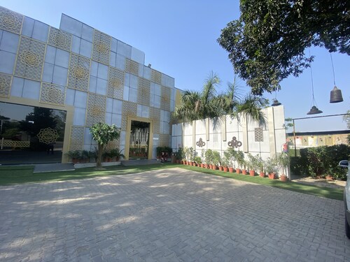 HOTEL CEDAR - A luxury Home Stay
Located in Center Of Jaipur.
