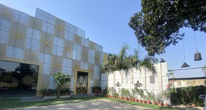 HOTEL CEDAR - A luxury Home Stay
Located in Center Of Jaipur.