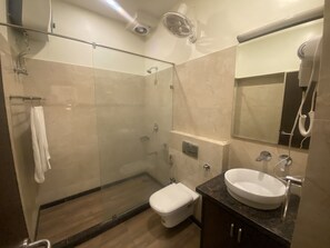 Hårføner, bidé, håndklær og såpe