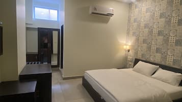 9 bedrooms, iron/ironing board, WiFi, bed sheets