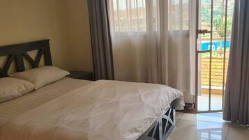 Family Cottage | Laptop workspace, free WiFi