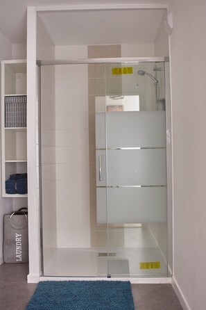Dusche, Haartrockner, Handtücher, Seife