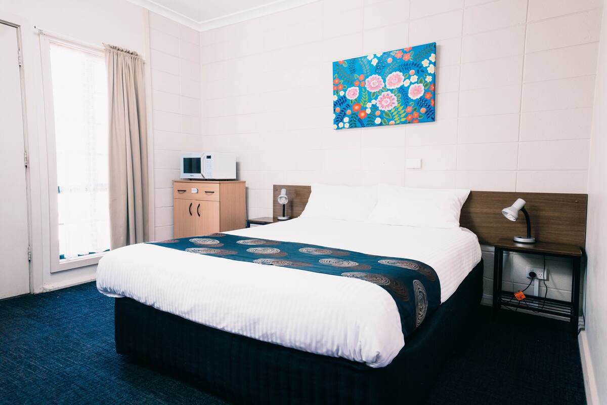 Kamar Single | Seprai premium, meja kerja, dan ruang kerja ramah laptop
