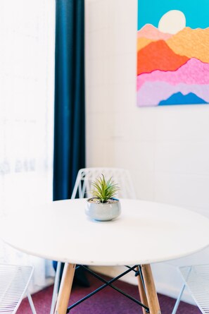 Ropa de cama de alta calidad, muebles diferentes y escritorio 