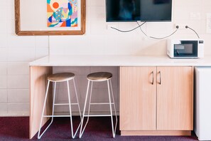 Premium bedding, individually furnished, desk, laptop workspace - Motel Poinsettia (Port Augusta West)