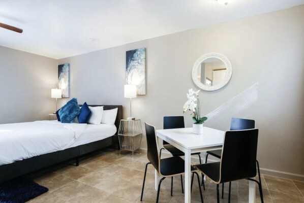 Bureau, fer et planche à repasser, lit parapluie, Wi-Fi gratuit